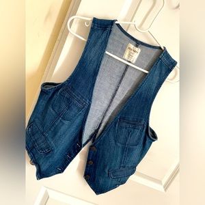 Perfect Oldnavy Blue Jean Vest, size Large, brand new condition.